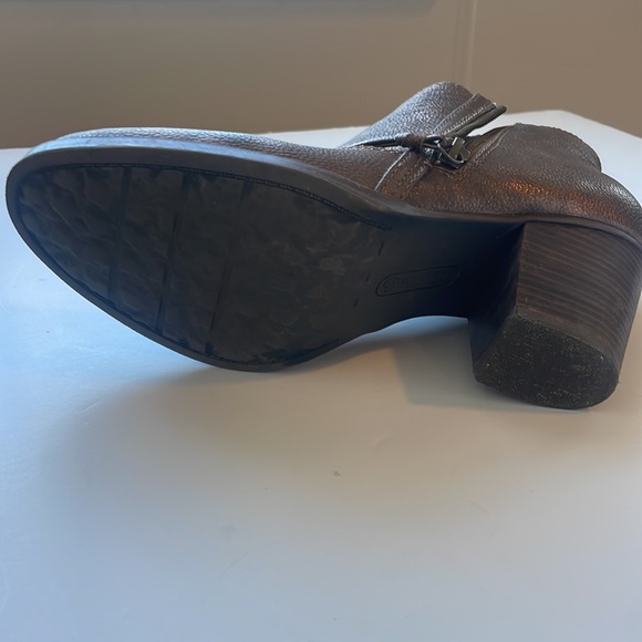 Baretraps size 8 bootie 3” heels metallic brown zips on side. Like new. - Picture 8 of 8